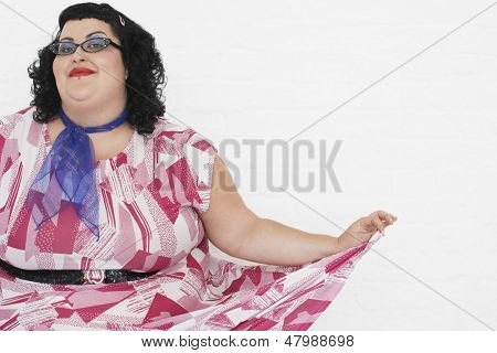 Portret curtseying na białym tle nadwaga kobiety