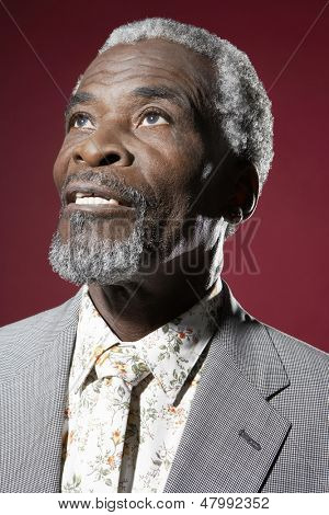 Zbliżenie starszy człowiek African American szuka się czerwonym tle