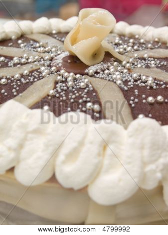 Delicous Sweet Layer Cake con glassa al cioccolato