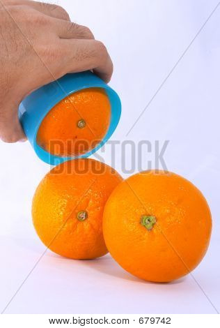 Drei Orangen mit Bright Blue Cup