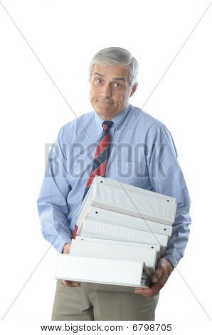 Oberati di lavoro medio di età uomo d'affari con pila di libri