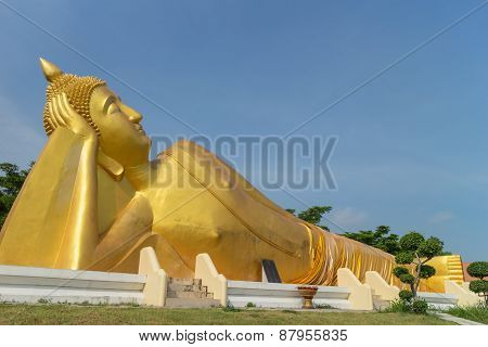 The gold lie down buddha statue