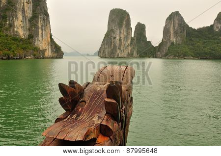 Dragon head and Ha Long Bay