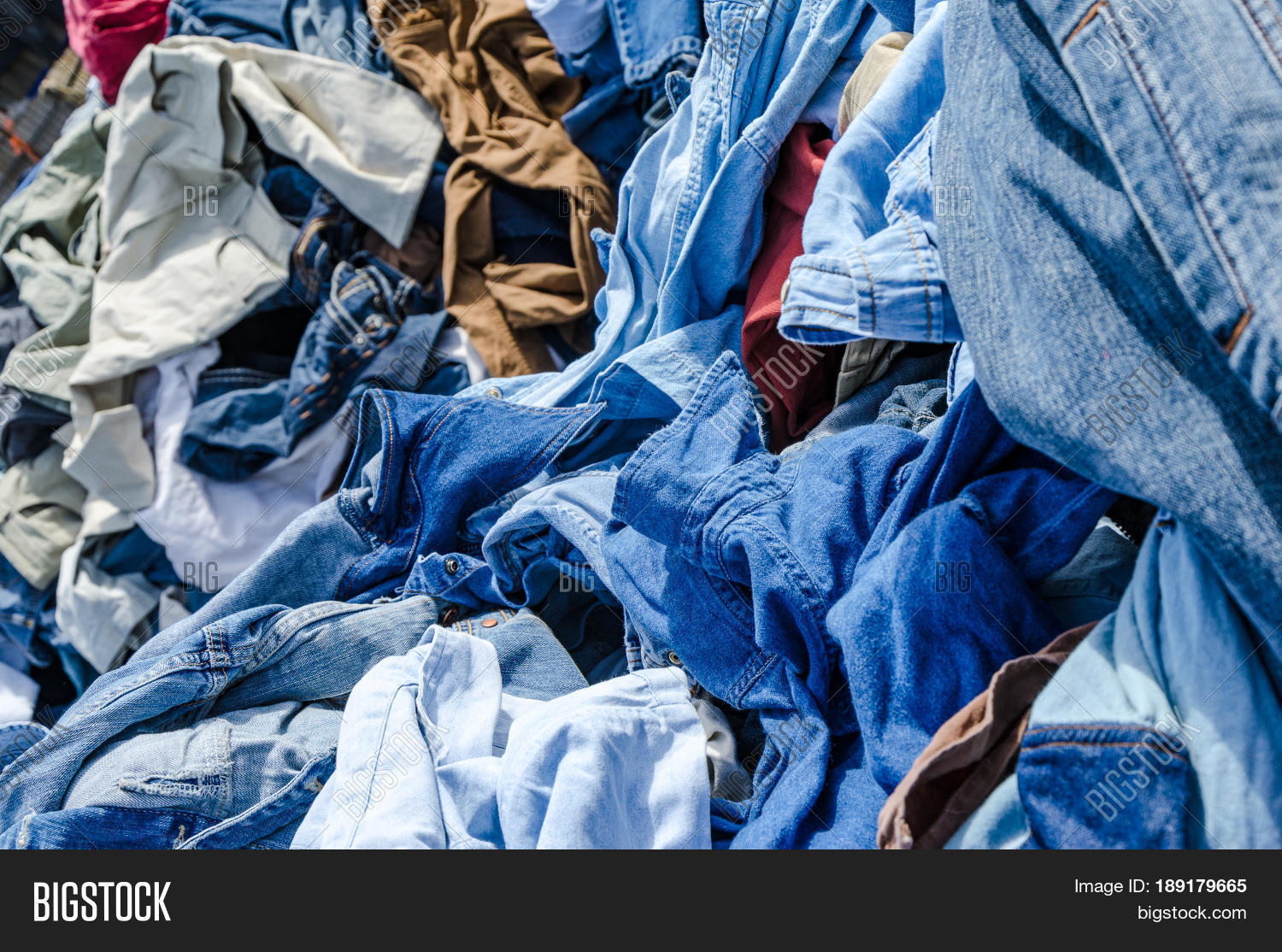 ветхая одежда 6. старая рваная рубашка. грязная одежда. ветхая одежда 6. старая одежда.