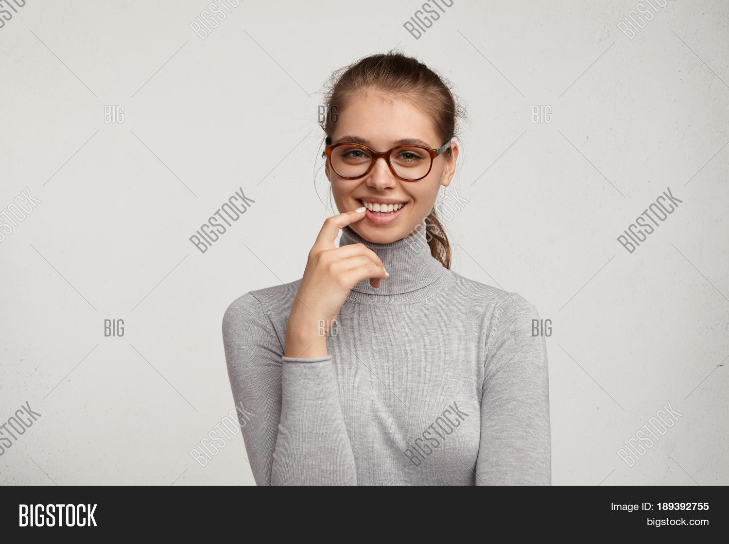 яркая девушка. She had wear glasses. очки для зрения модные. She had wear glasses. Spectacles как выглядят.