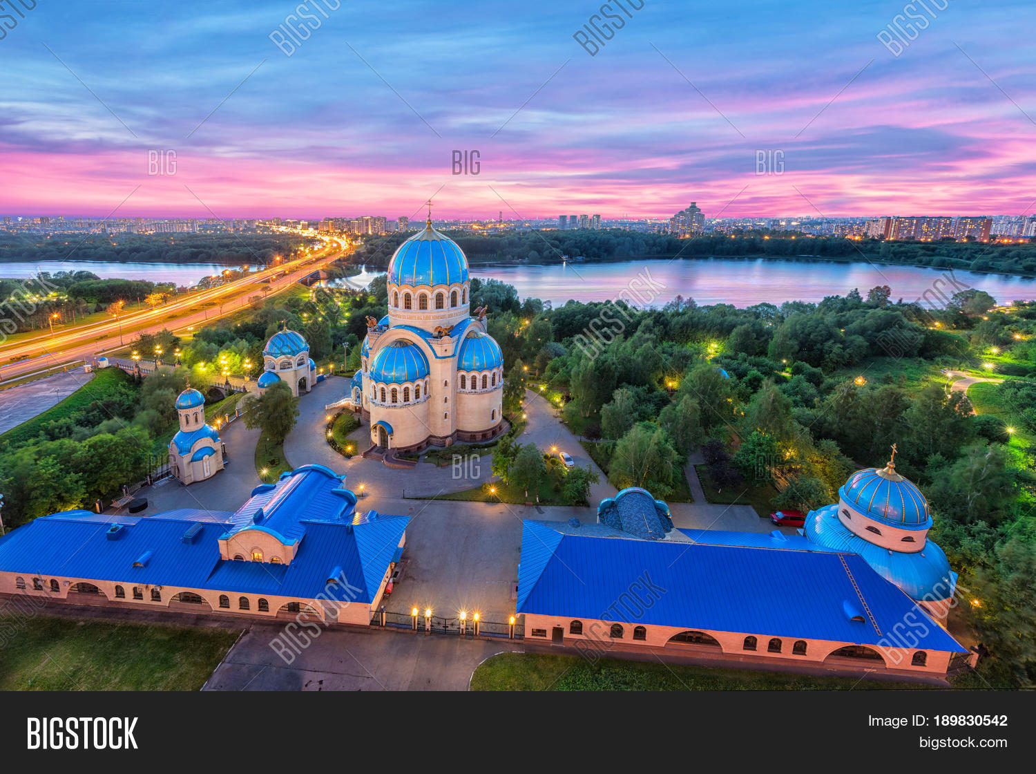 Парк сказка домодедово. Орехово-борисово северное. Храм живоначальной троицы в орехово-борисово. Мост серебряный бор москва. Куда пойти в выходные картинки.