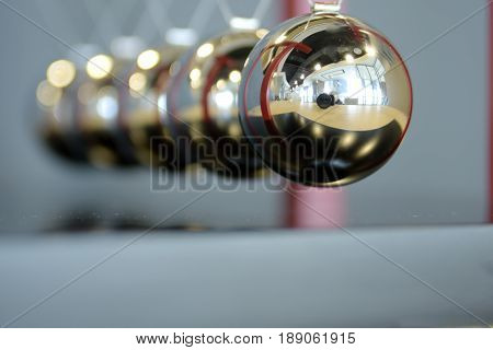 close up 5 Balls Pendulum, chrome Newton's cradle