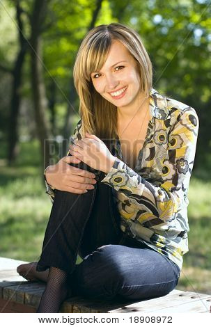 Prachtige blond meisje buitenshuis