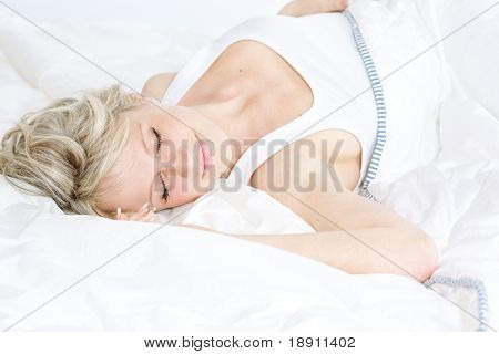 Bela mulher dormindo em sua cama