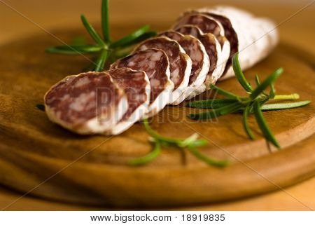 Französische Salami und Rosmarin