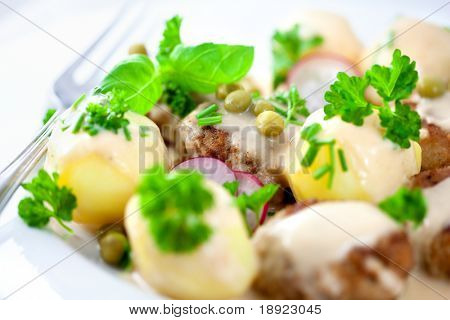 Frikadeller พร้อมมันฝรั่งและสมุนไพรสด