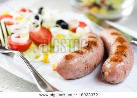 Grillowane bawarskiej kiełbasa z sałatką
