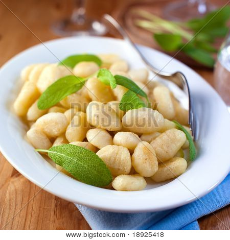 Gnochi con foglie di salvia fresche