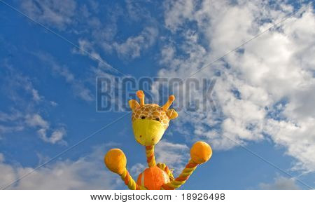 长颈鹿玩具在蓝色的天空