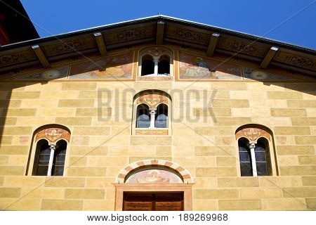 Sunny Day Italy Church Tradate   Windows