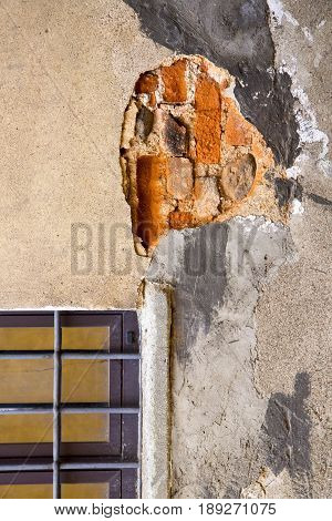 Tradate Window  Vares Wood Venetian   In The Concrete  Brick