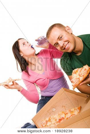 Mladý muž a mladá žena jíst pizzu