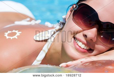 Ung kvinde i poolen