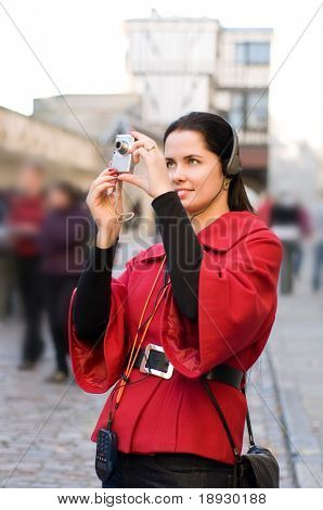 Młoda kobieta z słuchawki, słuchanie audio przewodnik robienia zdjęć