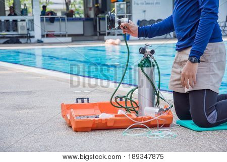 man show oxygen mobile and mask demand valve nearside the pool