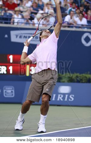 โตรอนโต: 10 สิงหาคม Roger Federer เล่นกับ Juan Ignacio Chela ในการโรเจอร์สคัพ 2010 ในเดือนสิงหาคม 