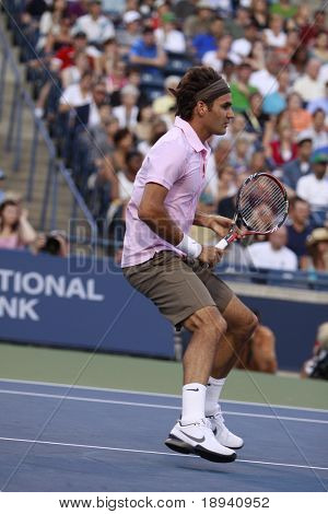 โตรอนโต: 10 สิงหาคม Roger Federer เล่นกับ Juan Ignacio Chela ในการโรเจอร์สคัพ 2010 ในเดือนสิงหาคม 