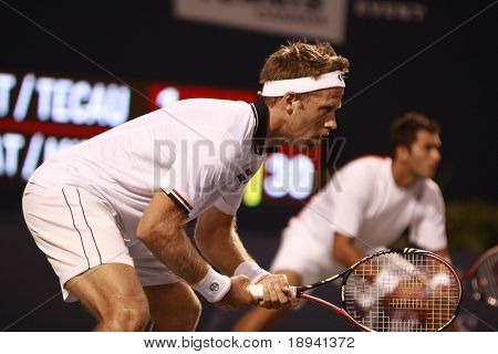 TORONTO-12 de agosto: Robert Lindstedt e Horia Tecau jogam contra Max Mirnyi e Mahesh Bhupathi em 
