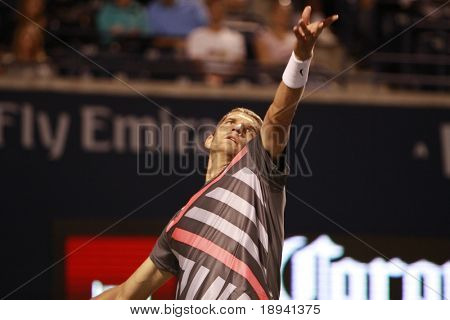 TORONTO-agosto 12:Max Mirnyi e Mahesh Bhupathi jogar contra Robert Lindstedt e Horia Tecau em t