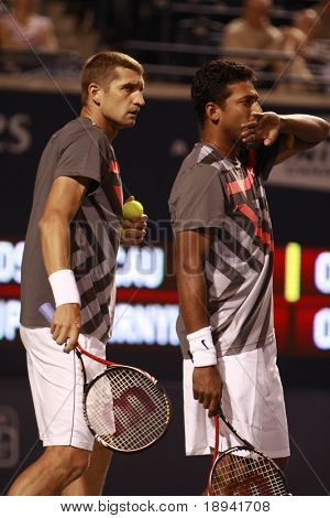 TORONTO-12 de agosto: Max Mirnyi e Mahesh Bhupathi jogam contra Robert Lindstedt e Horia Tecau em 