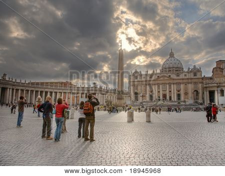 นักท่องเที่ยวหน้าเมืองเซนต์ปีเตอร์โดม (โบสถ์ di San Pietro) วาติกัน โรม อิตาลี