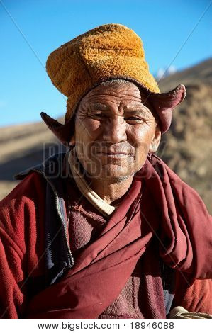 Starý Tibetský mnich; buddisht klášter