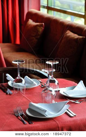 calidad sirve mesa de restaurante, enfoque selectivo