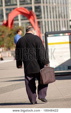 Grasso uomo d'affari andare a lavorare
