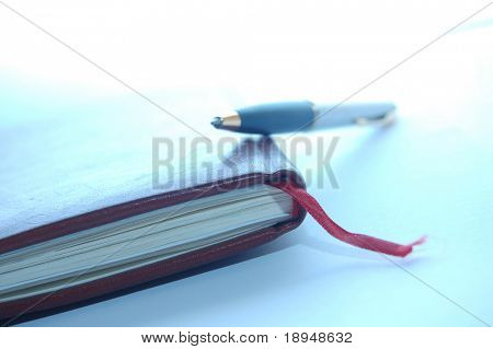Caneta-tinteiro e trabalho de organizador de escritório