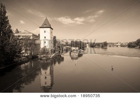 Vltava rzeka - od Jirásek most widok w kierunku wyspy Detsky (dla dzieci)