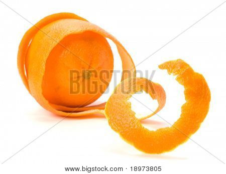 Arancio con doppio strato di pelle, isolato su sfondo bianco. Concetto di salvaguardia e sicurezza.