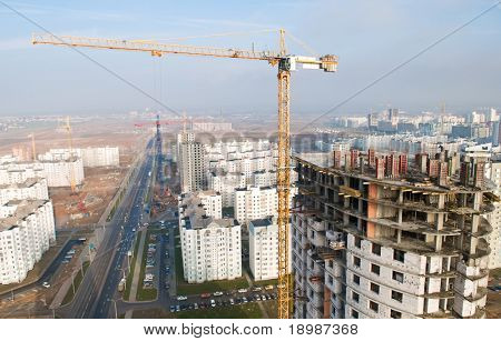 věžový jeřáb vyzdvihnutí betonových bloků zatížení na vrcholu budovy ve výstavbě