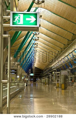 grüne Ausgangsschild am Flughafen