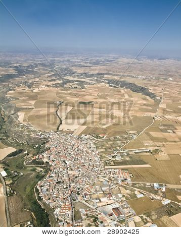 Luchtfoto van klein dorpje in het platteland