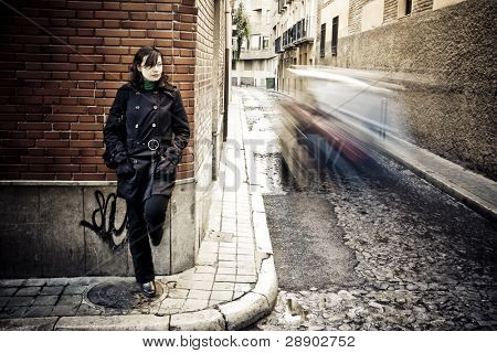 Femme mur en contexte urbain.