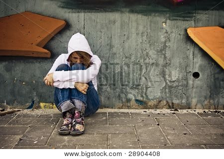 Souffrant de jeune femme sur le paysage urbain.