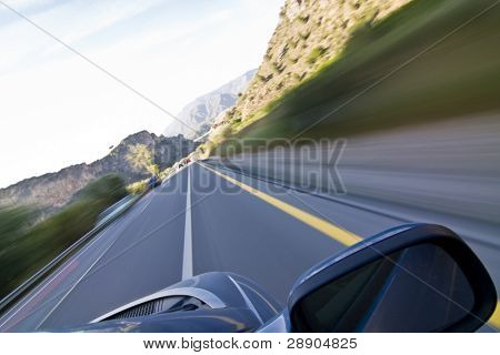 Ação turva abstrata de carro em alta velocidade
