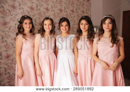 Gride With Her Bridesmaid Hugs And Moved Clother To Each Other For Group Photo