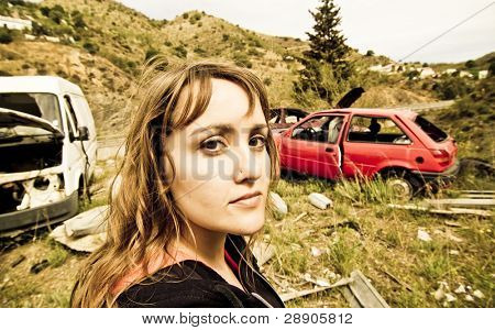 Jeune femme dans le parc à ferrailles