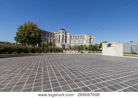 Lansing, Michigan, Usa - September 17, 2018: Exterior Plaza And Entrance To The Michigan Hall Of Jus