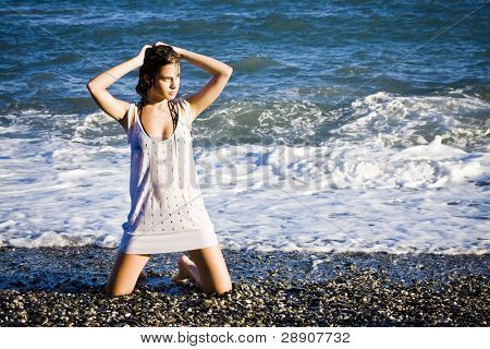 Grønne eyed skønhed sensuelt poserer på stranden