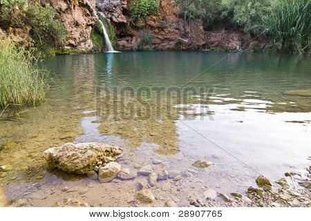 Eautiful Wasserfall in geheime versteckten Lagune.
