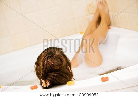 สาวในอ่างจากุซซี่ เน้นหัว