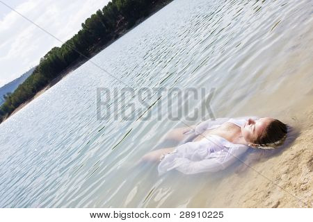 Молодая женщина, плавающие в природе