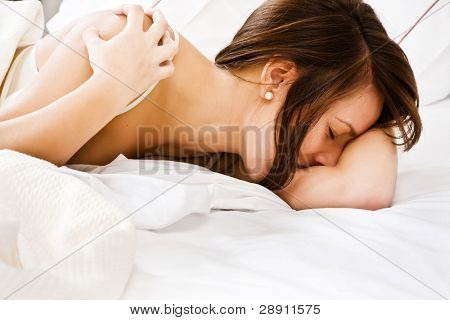 침대에서 성행위를 보여주는 젊은 아름 다운 여자.